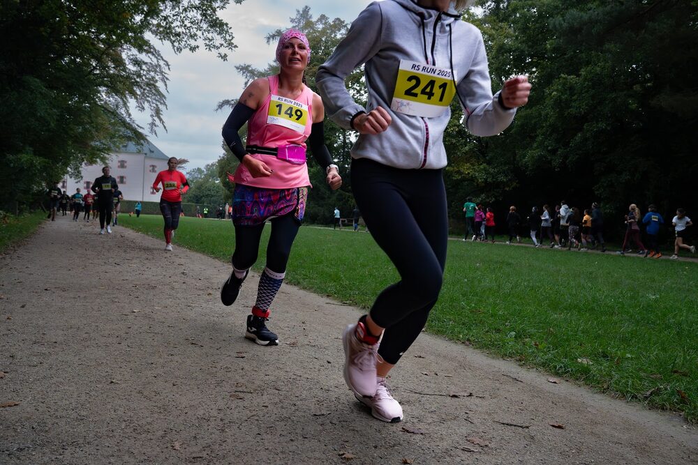 Závodnice na trati 5 km běhu RS Run 2025