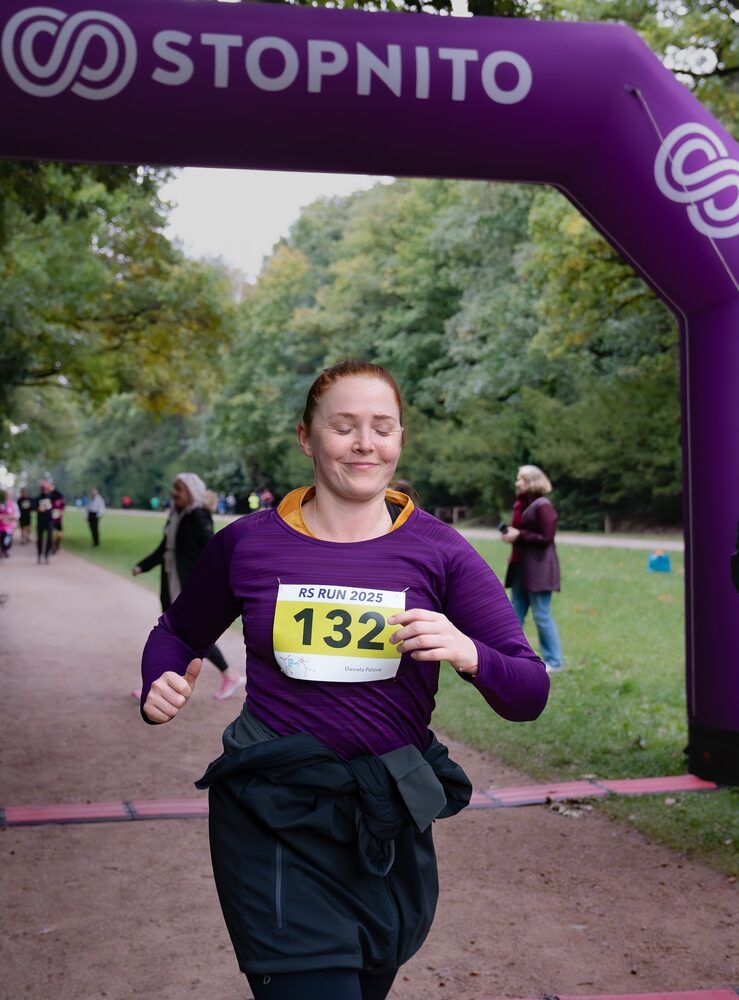 Doběh do cíle pod obloukem RS Run 2025