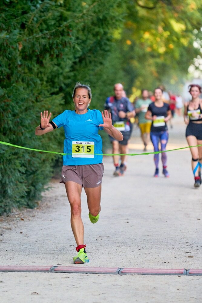 Závodnice protíná cílovou pásku RS Run 2026