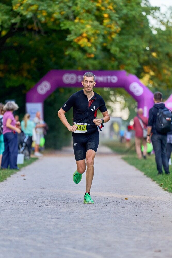 Závodník dobíhá do cíle RS Run 2026